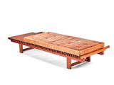 un banc en bois sur lequel est posé un coussin de banc