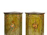 une paire d'armoires en bois peintes en vert et ornées de motifs floraux