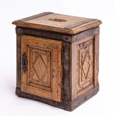 une vieille boîte en bois ornée d'un motif décoratif sur le devant