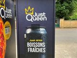 une boîte sur laquelle est représentée une pizza, à côté d'une poubelle