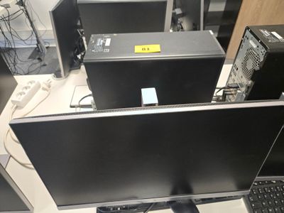 deux écrans d'ordinateur et un clavier posés sur le bureau