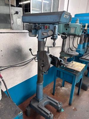 une machine posée sur une table dans une pièce