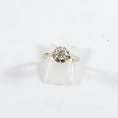 une image d'une bague en diamant posée sur un bloc transparent