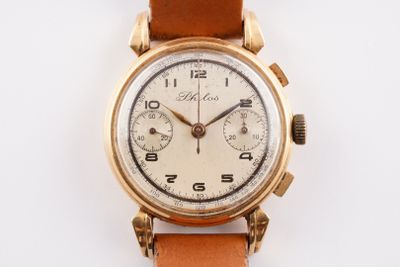 gros plan d'une montre sur une surface blanche