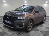 l'avant d'une voiture grise est garé dans une pièce