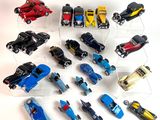 un grand nombre de petites voitures posées sur une table