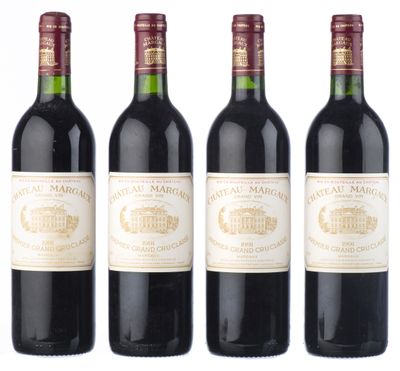 trois bouteilles de vin rouge sont alignées sur une surface blanche