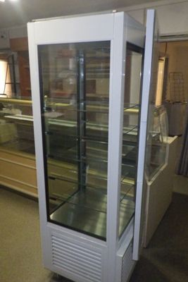 une photo d'une vitrine contenant des aliments