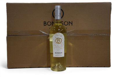 la bouteille de vin blanc se trouve à côté d'un carton