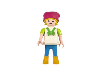 une figurine représentant une femme portant un chapeau et un pantalon vert