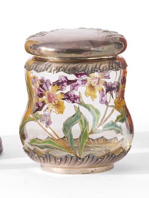 un bocal en verre décoré de fleurs, à côté d'un vase