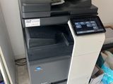the printer is sitting on the floor next to the other printers