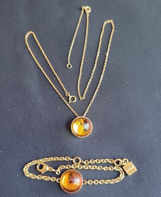LALIQUE France. Parure en métal doré et cristal cabochon de …