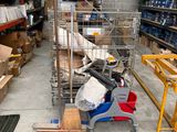 une pièce remplie de cartons et d'un balai