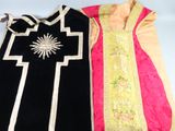 deux gilets noirs et roses ornés d'une croix sur le devant et un gilet rose orné d'une croix dans le dos