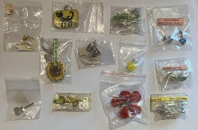 LOT DE BIJOUX NEUFS d'importation sous blister en argent 800…