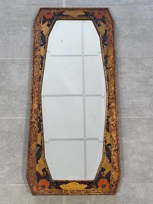 un miroir accroché au mur d'une salle de bains