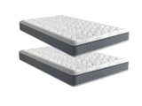 deux matelas blancs posés côte à côte sur une surface blanche