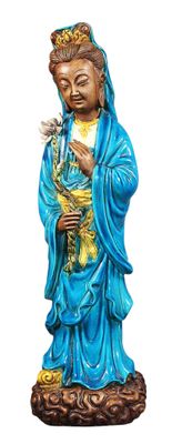 statue d'une femme tenant un oiseau dans ses mains