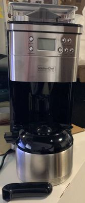 une cafetière posée sur une table