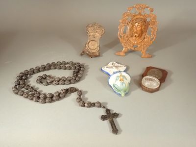 un chapelet, une croix et d'autres objets religieux posés sur une table