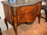 deux vases posés sur une petite commode