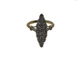 gros plan d'une bague sur fond blanc