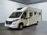 une photo d'un camping-car blanc garé dans un garage