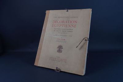 un vieux livre posé sur une table