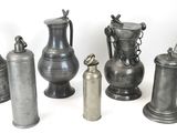 de nombreux types différents d'objets en pewter sur un fond blanc