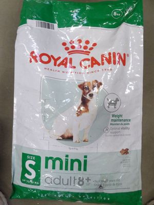 un sac de croquettes Royal Canin posé sur un canapé