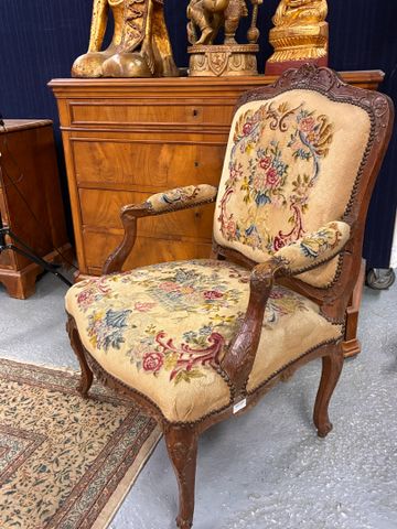 Fauteuil à la reine en noyer sculpté garni de tapisserie au point...