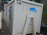 un bus garé à côté d'un immeuble
