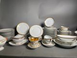 beaucoup d'assiettes et de bols sur la table