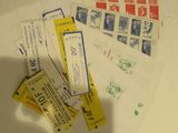 beaucoup de billets posés sur une table