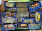 une boîte en carton remplie de petites voitures et d'autres jouets
