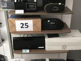 beaucoup d'électronique sur les étagères du magasin