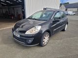 la petite voiture noire est garée devant un bâtiment