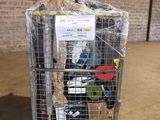 une cage métallique contenant tout un tas d'objets