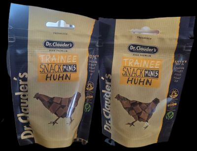 deux sachets de friandises pour chien posés sur une table