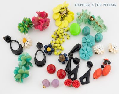 de nombreuses boucles d'oreilles de différentes couleurs sur un fond blanc