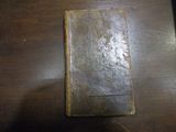 un vieux livre posé sur une table en bois
