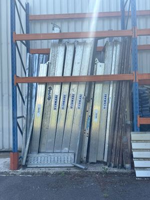 une grande pile d'objets métalliques devant un bâtiment