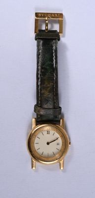 une montre posée sur une surface blanche