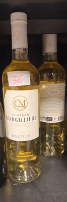 plusieurs bouteilles de vin sont alignées sur un comptoir