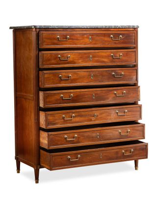 une grande commode en bois avec un plateau en marbre
