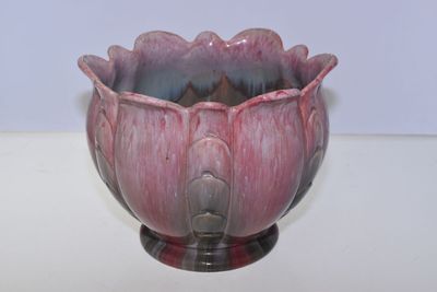 CACHE POT en faïence représentant un bouton de rose. - Photo 1