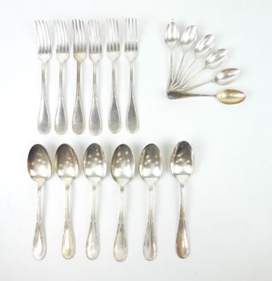 beaucoup de cuillères en argent et de cuillères sur la table