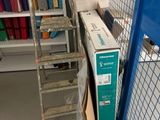 une échelle adossée au mur d'une pièce