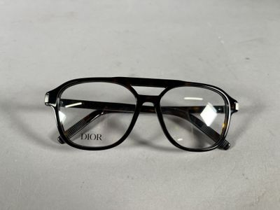 une paire de lunettes posée sur une surface blanche